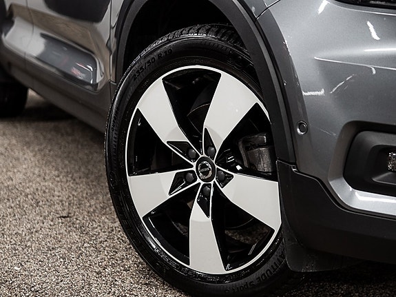 Volvo XC40 4 of 5