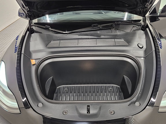 Tesla Model Y 10 of 11