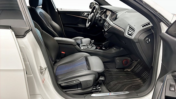 BMW 218 3 of 12