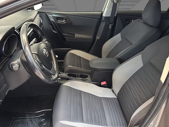 Toyota Auris 8 of 21