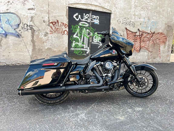 Harley-Davidson Street Glide Special 3 of 5