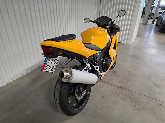 Triumph Daytona 600 110 hk Endast 2721 mil Fin 3 of 5
