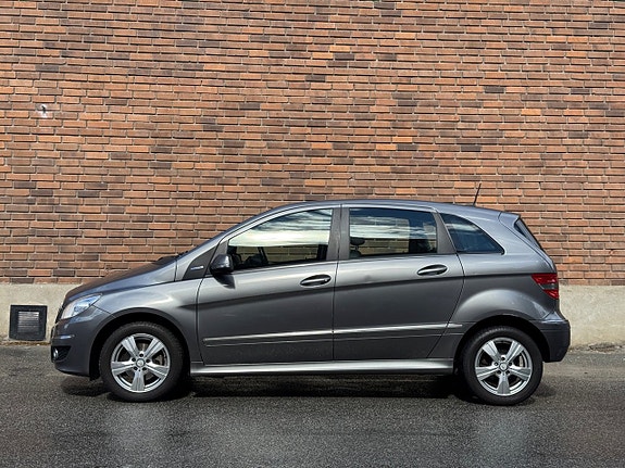 Mercedes-Benz B180 2 of 5