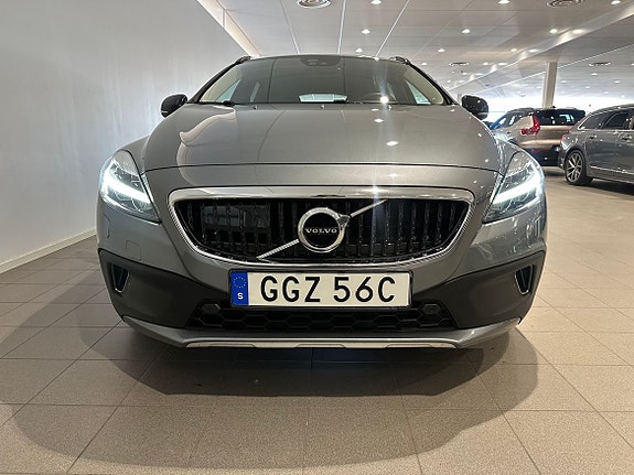 Volvo V40 Cross Country 2 of 14