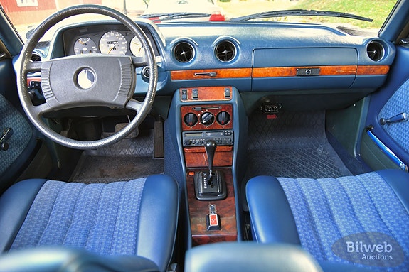 Mercedes-Benz 280 CE 3 of 5