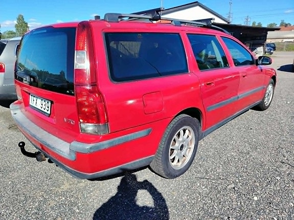 Volvo V70 3 of 5