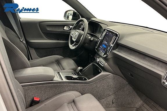 Volvo EX40 11 of 17