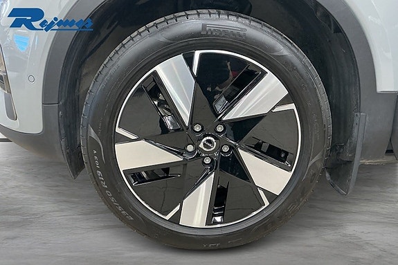 Volvo EX40 15 of 17