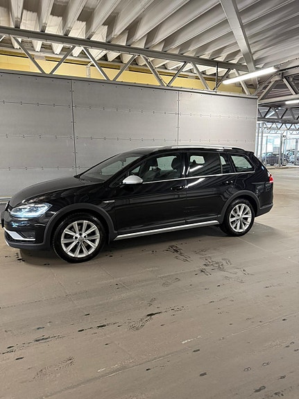 Volkswagen Golf Alltrack 2 of 6