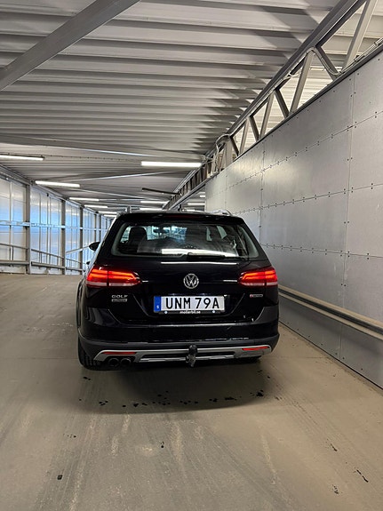 Volkswagen Golf Alltrack 3 of 6