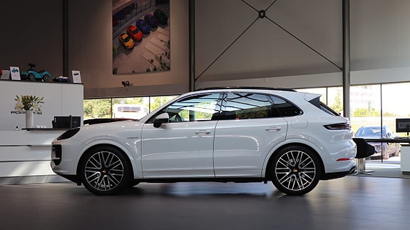 Porsche Cayenne 3 of 5