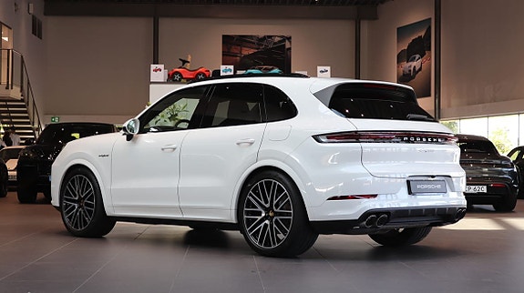 Porsche Cayenne 2 of 5