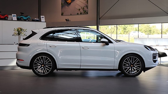 Porsche Cayenne 4 of 5