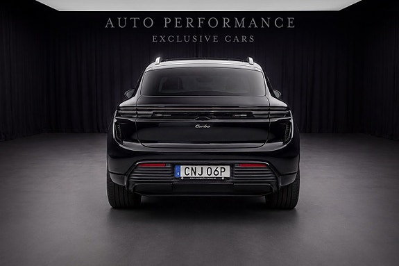 Porsche Macan Turbo 5 of 5