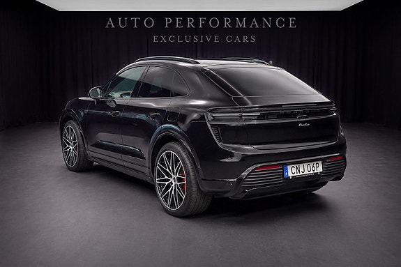 Porsche Macan Turbo 3 of 5