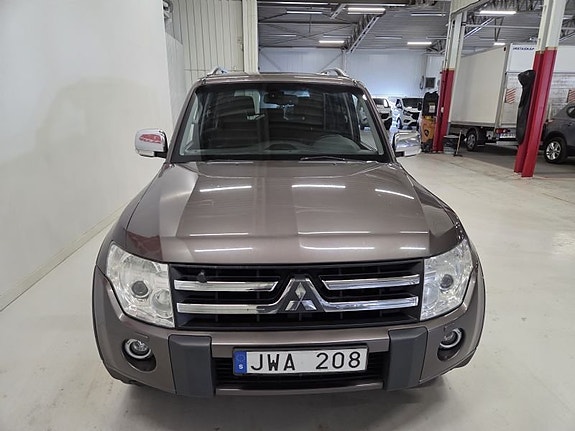 Mitsubishi Pajero 2 of 5