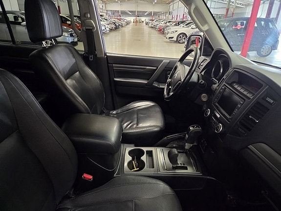 Mitsubishi Pajero 4 of 5