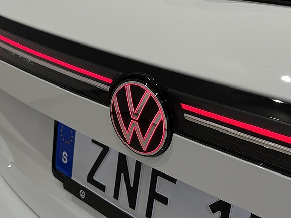 Volkswagen Passat 9 of 27