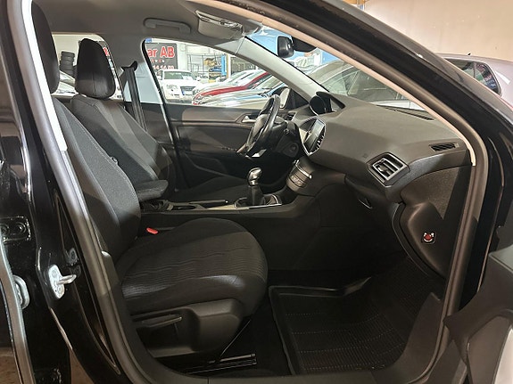 Peugeot 308 SW 12 of 14