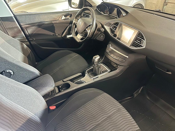 Peugeot 308 SW 13 of 14