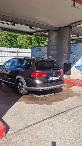 Volkswagen Passat Alltrack 2 of 5