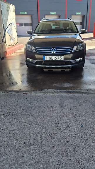 Volkswagen Passat Alltrack 3 of 5