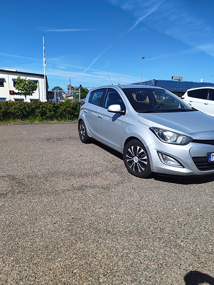 Hyundai i20 2 of 5