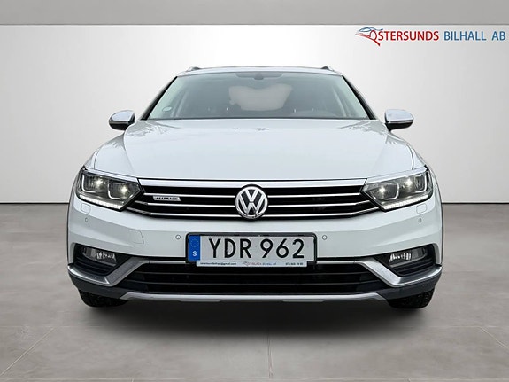 Volkswagen Passat Alltrack 2 of 5