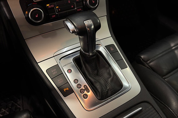 Volkswagen Passat 10 of 12