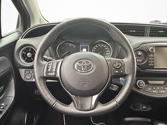 Toyota Yaris 13 of 30