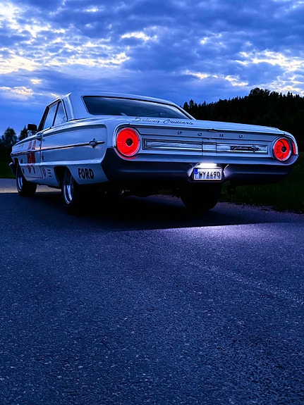 Ford Galaxie 3 of 5
