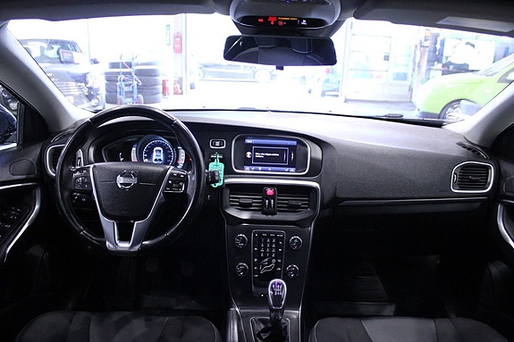 Volvo V40 17 of 23