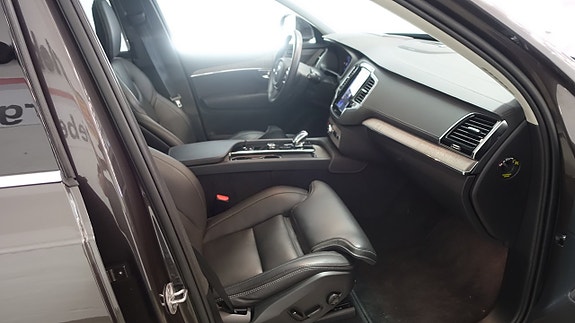 Volvo XC90 8 of 28