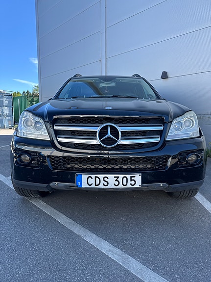 Mercedes-Benz GL320 2 of 4