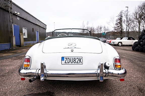 Mercedes-Benz 190 SL 7 of 9