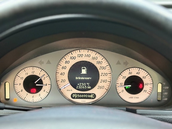 Mercedes-Benz E200 15 of 19