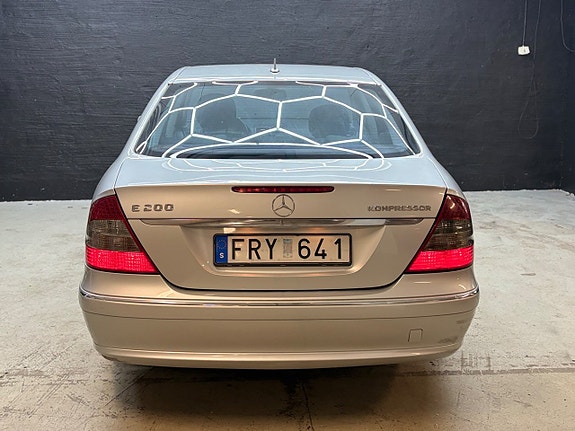 Mercedes-Benz E200 7 of 19