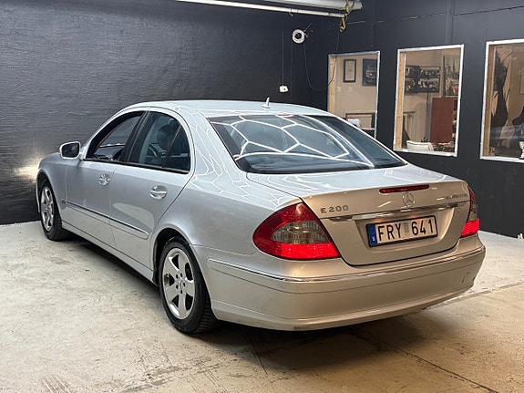 Mercedes-Benz E200 8 of 19
