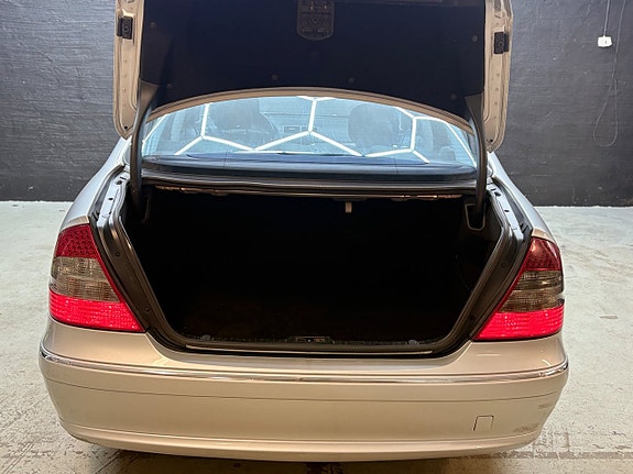 Mercedes-Benz E200 10 of 19