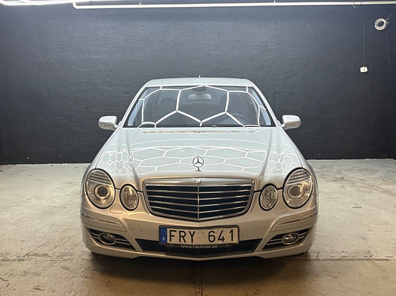 Mercedes-Benz E200 4 of 5