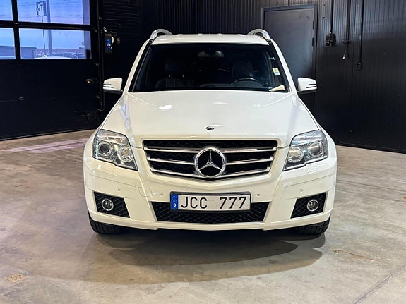 Mercedes-Benz GLK320 2 of 5