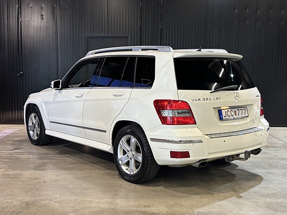 Mercedes-Benz GLK320 4 of 5