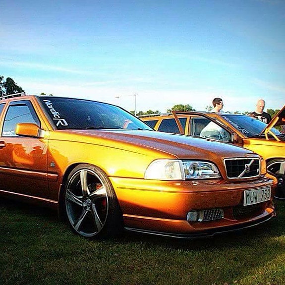 Volvo V70 2 of 4