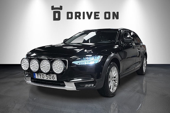 Volvo V90 Cross Country 2 of 5