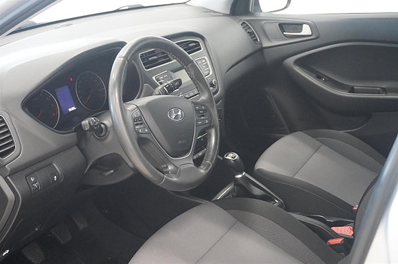 Hyundai i20 2 of 5