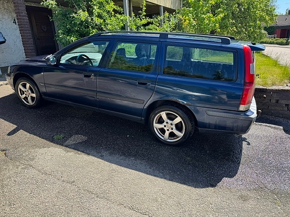 Volvo V70 2 of 6