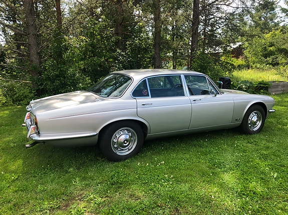 Jaguar XJ 3 of 5