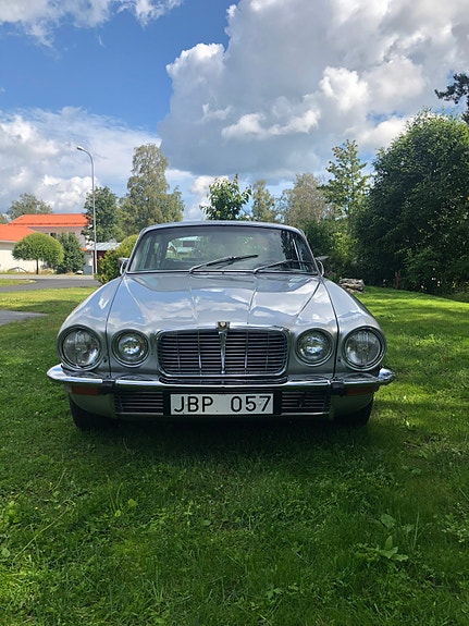Jaguar XJ 2 of 5