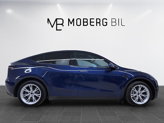 Tesla Model Y 4 of 17