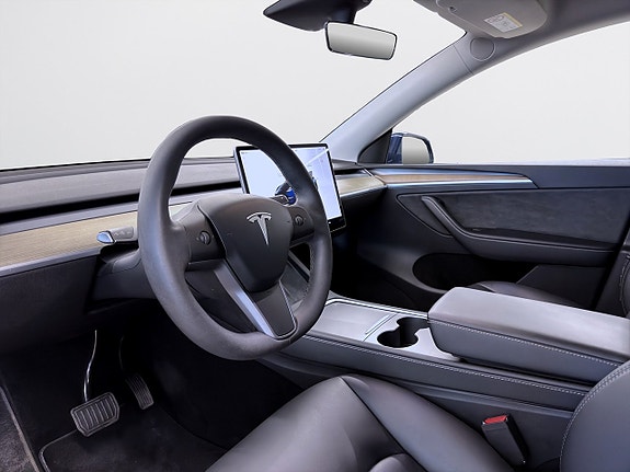 Tesla Model Y 9 of 17